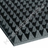 Пенополиуретановая панель с выпуклой пирамидальной поверхностью, является идеальным решением для шумоизоляции комнат и пр. Наилучший результат можно наблюдать при средних и высоких частотах (500 – 2000 Гц). Материал изготовлен из гибкого пенополиуретана с открытыми порами с плотностью 25/30 кг/м3. Продукт может также применяться в сочетании со звукоизоляционным материалом. Он доступен, к тому же, в исполнении с клейким веществом на одной стороне.<br><br>Применение:<br>K-FONIK P широко используется в спортивных залах, конференц-залах, тирах, студиях звукозаписи, радио- и телевизионных студиях, для фальш-стен, машинных отсеков и пр.<br><br>PU— полиуретан;<br>AD — самоклеящаяся.