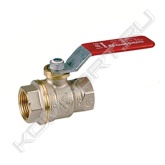 <span style="font-weight:bold;">Кран шаровой полнопроходной с шаром DADO R910,</span> резьба внутренняя/внутренняя, никелированный, ручка - рычаг красный.<br>Краны Giacomini отличаются уникальной конструкцией уплотнения штока. В кранах применены четыре прокладки – пара уплотнительных колец из фторкаучука, и две тефлоновые плоские прокладки, обеспечивающие защиту при ударных нагрузках и снижение трения при повороте затвора. Двойное уплотнение позволяет гарантировать герметичность узла в течение всего срока службы крана, без необходимости протяжки или ремонта соединения. Подобное неразборное соединение позволяет зафиксировать гайку крепления рукоятки пластиковой пломбой, и установить специальную голографическую наклейку, для защиты от контрафактного копирования.<br><span style="font-weight:bold;"><br>Система DADO©</span><br>Конструкция DADO©, включает в себя запорный шар кубической формы и опорную поверхность пониженного трения. Разработка DADO© направлена на то, чтобы свести к минимуму воздействие отложений, со временем возникающих на элементах крана, затрудняющих его открывание, и повреждающих при этом уплотнительные прокладки. В кранах Giacomini отложения остаются на усеченных частях запорного элемента, вымываясь затем проточной водой и оставляя рабочие поверхности всегда чистыми. Ресурс крана при этом значительно увеличивается.