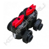 Пластиковый байпас V3006 для клапана управления Clack WS1.<br> Оригинальное многофункциональное приспособление позволяющее:<br>• осуществлять подмес исходной воды с очищенной водой после фильтра<br>• перекрывать подачу воды на фильтр<br>• производить сервисные работы без отключения подачи воды потребителю<br> Все уплотнения – ЕPDM, что предотвращает заклинивание клапана после длительных периодов простоя. Внутренние кольцевые уплотнения можно легко заменять, если необходимо сервисное обслуживание.<br> Байпас состоит из двух заменяемых кранов, которые независимо управляются красными ручками в форме стрелок. <br> Положение ручек определяет направление потоков воды:<br>- Режим "Сервис": подача воды, ее очистка и направление уже очищенной потребителю<br>- Режим "Байпас": поток воды направлен в обход фильтра напрямую потребителю без ее очистки<br>- Режим "Диагностика": подача воды осуществляется в фильтр, но не направляется потребителю<br>- Режим "Выключен": поток воды полностью перекрыт